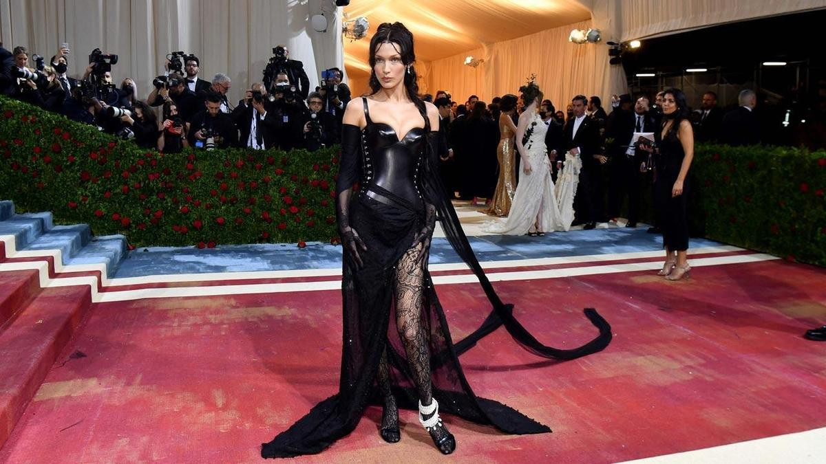 Mặc chiếc váy quá bó, Bella Hadid ngất xỉu trên thảm đỏ Met Gala 2022 Ảnh 4