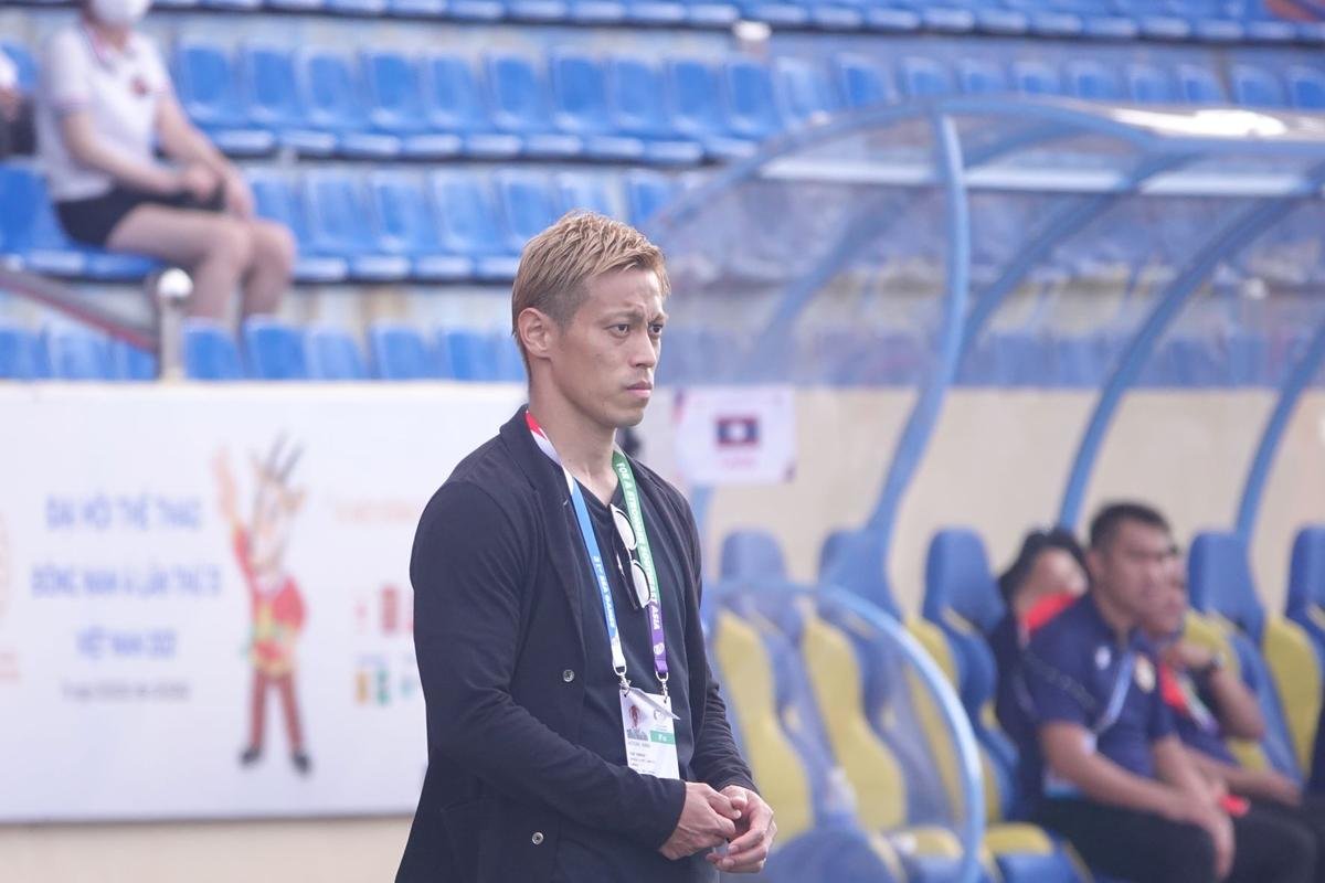 Kỳ lạ như cầu thủ kiêm HLV Keisuke Honda: Campuchia thắng đậm U23 Lào nhưng không cười, mặt luôn ngầu Ảnh 9