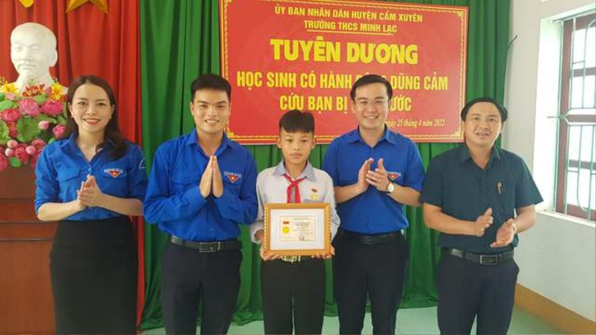 Trao bằng khen cho học sinh lớp 8 cứu hai em nhỏ đuối nước Ảnh 1