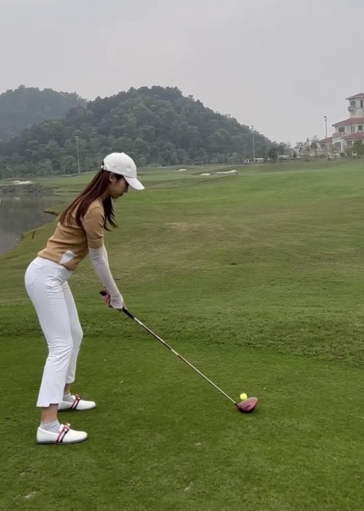 Khi hoa hậu chơi golf: Người 'sang, xịn, mịn', người diện trang phục phát mùi tiền Ảnh 5