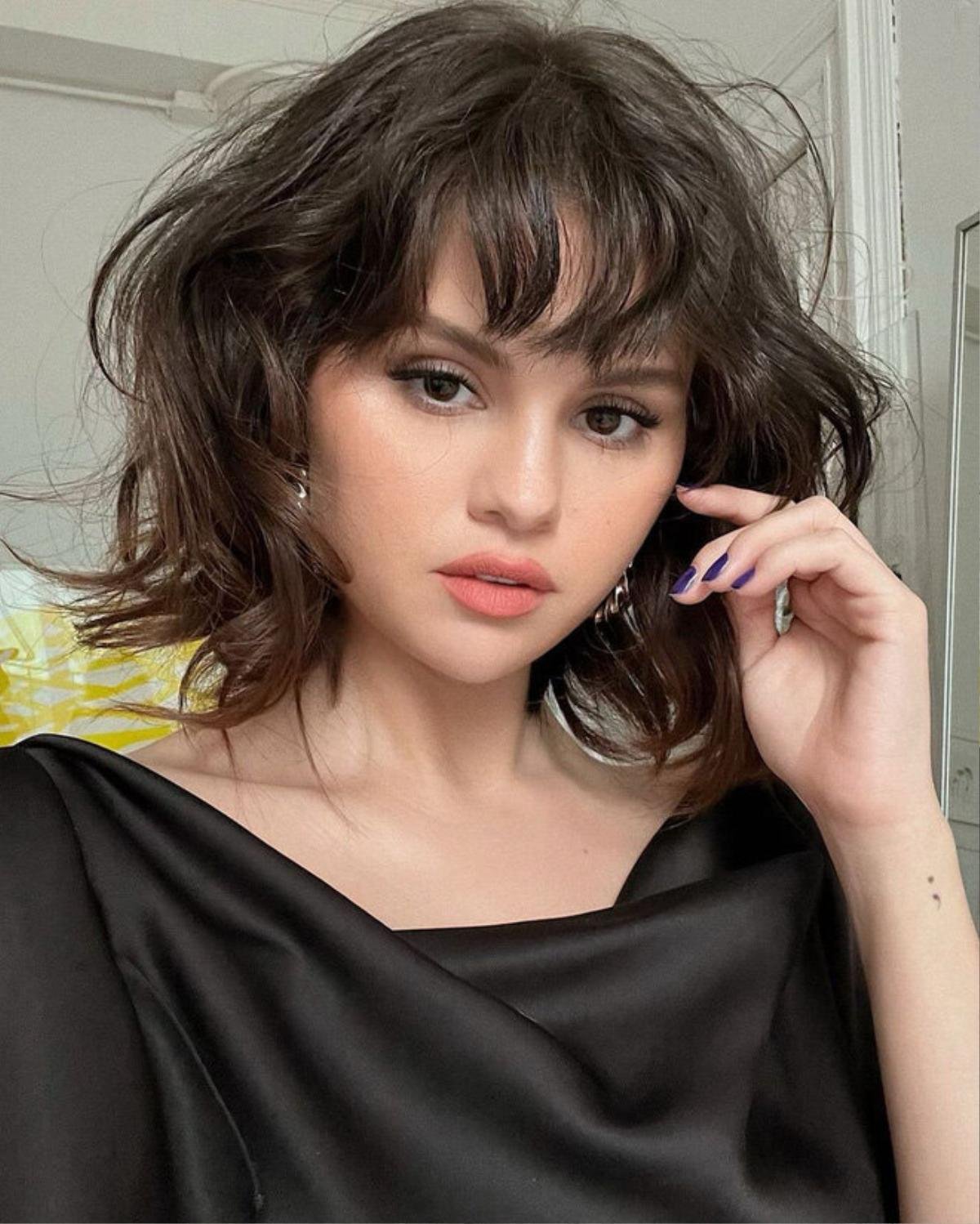 Đăng video hướng dẫn trang điểm, Selena Gomez bị dân tình 'réo tên' vì nghi vấn giễu cợt vợ của tình cũ Ảnh 4