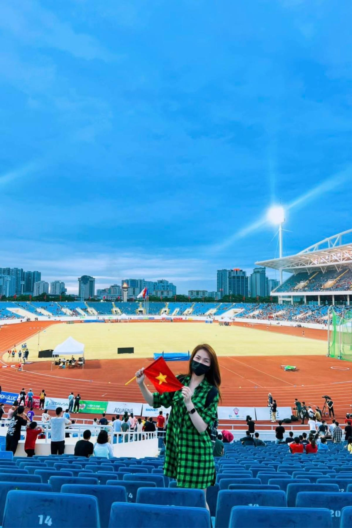 Hòa Minzy ra sân cổ vũ, 'tiếp lửa' cho các VĐV trong SEA Games 31 Ảnh 4