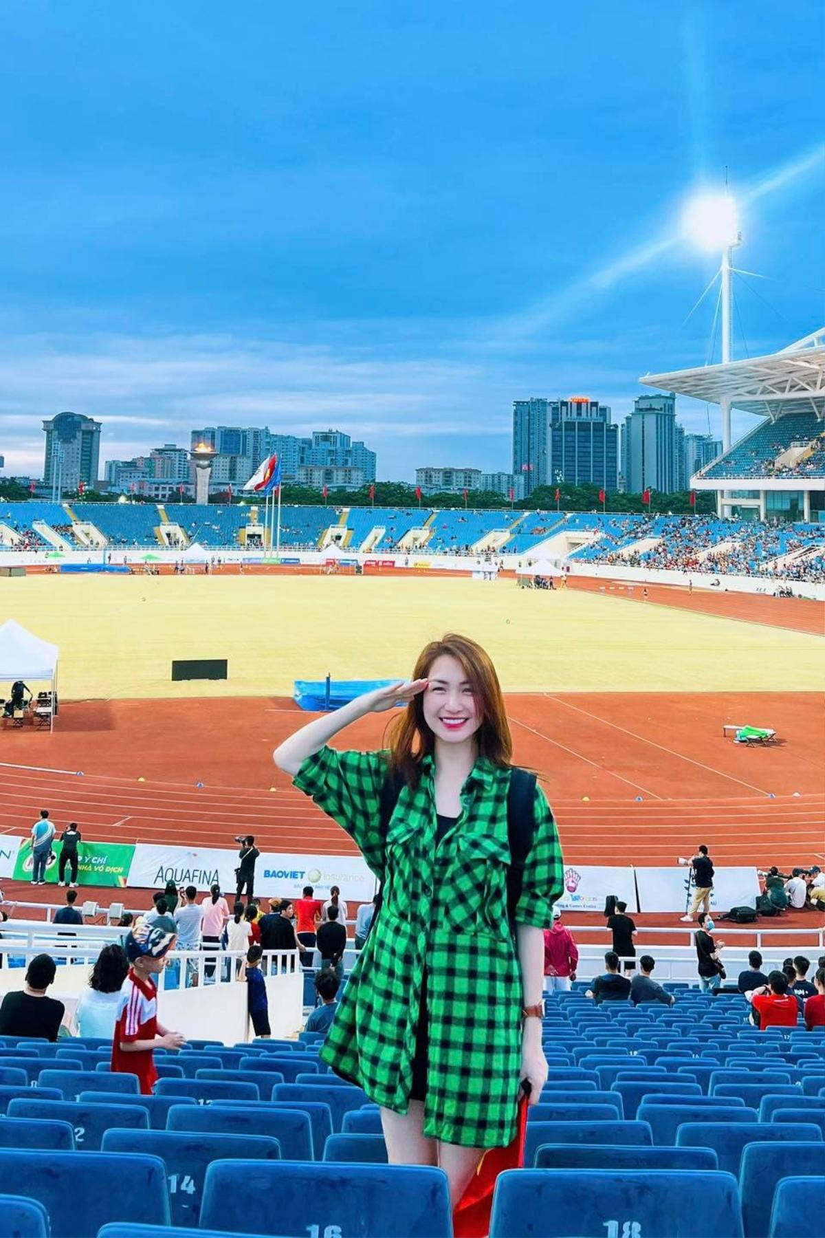 Hòa Minzy ra sân cổ vũ, 'tiếp lửa' cho các VĐV trong SEA Games 31 Ảnh 3