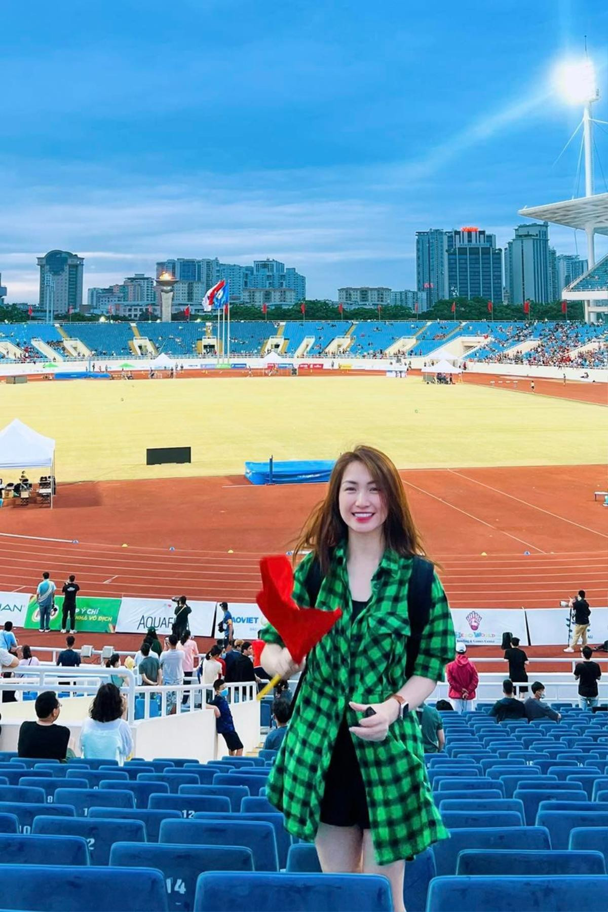 Hòa Minzy ra sân cổ vũ, 'tiếp lửa' cho các VĐV trong SEA Games 31 Ảnh 1