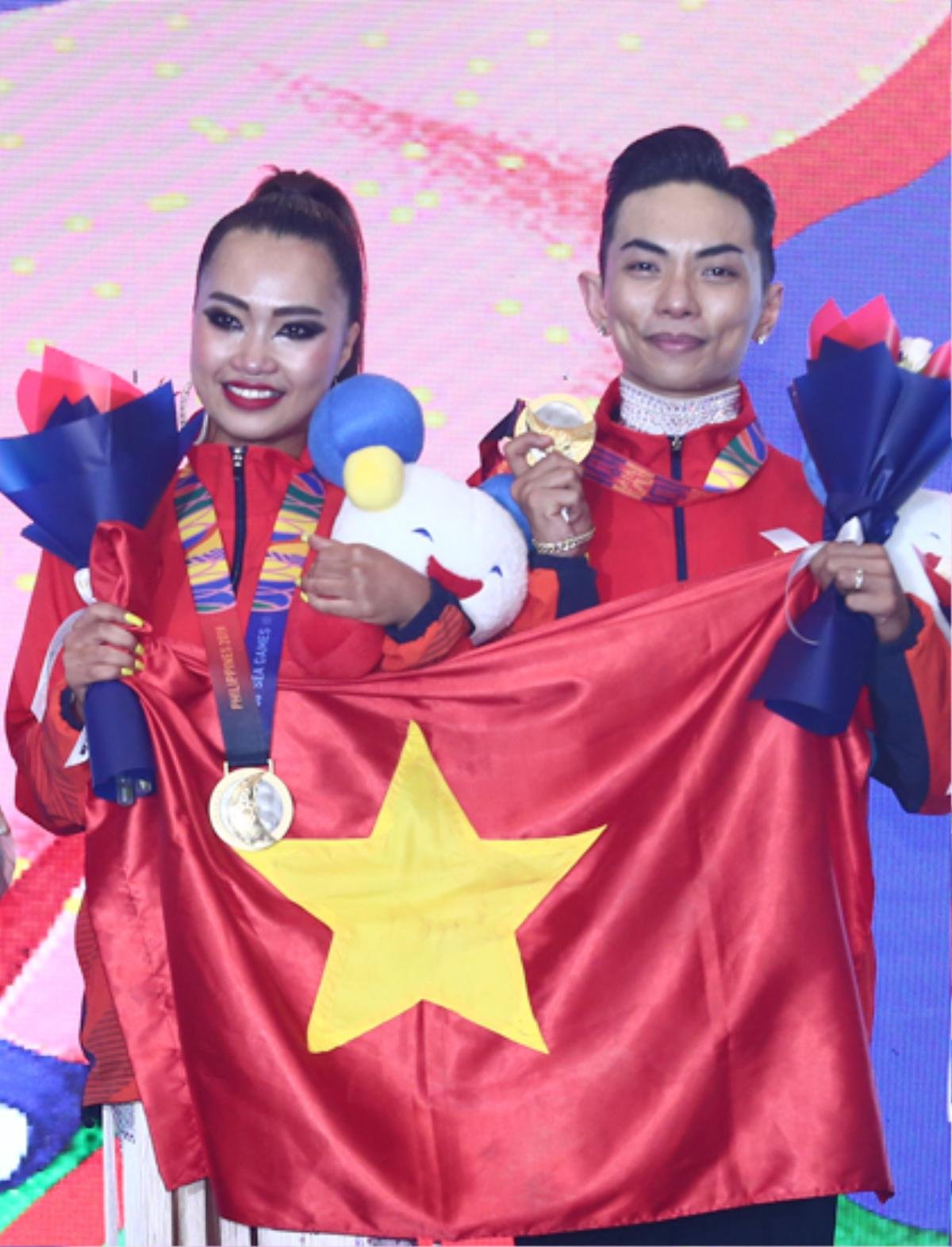 Phan Hiển hạnh phúc bên Khánh Thi sau khi giành kỷ lục cho Việt Nam tại SEA Games 31 Ảnh 2