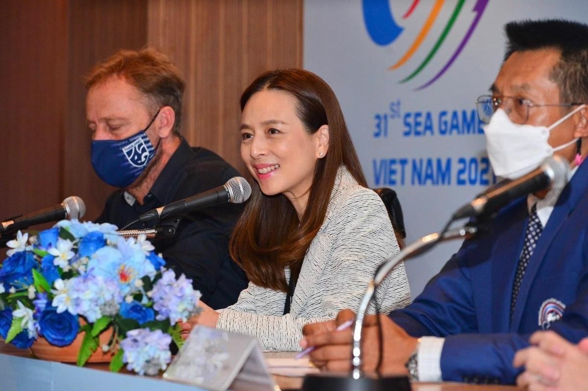 Bí mật khó tin về Madam Pang: Sở hữu 17.000 tỷ nhưng ở SEA Games 31 xài điện thoại giá 7 triệu Ảnh 2