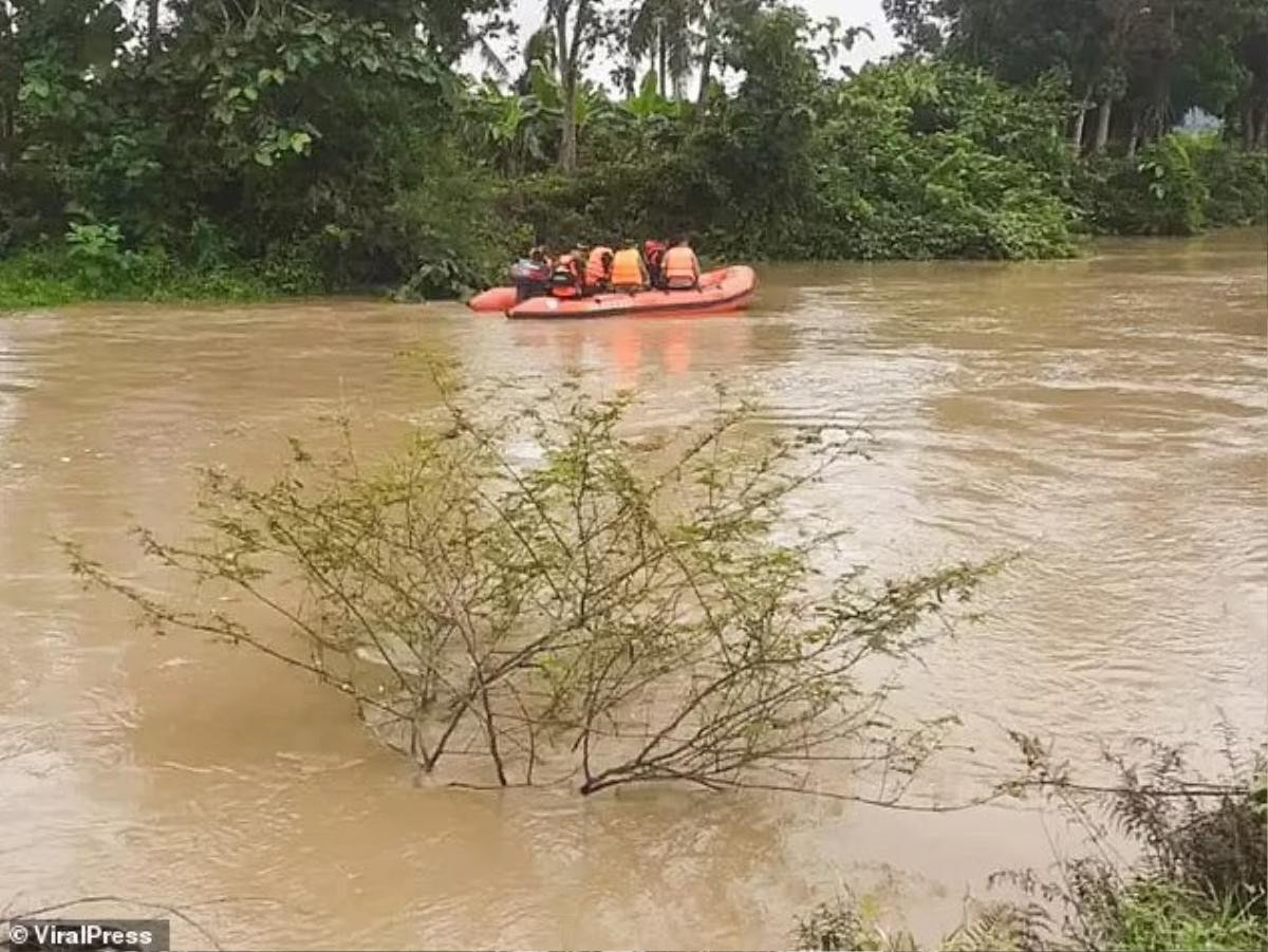 Kinh hãi cảnh cá sấu sát thủ kéo thi thể người qua sông Ảnh 2