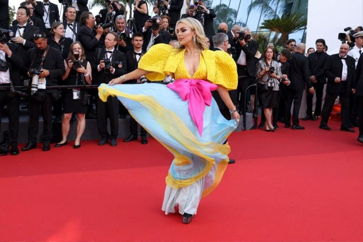 LHP Cannes 2022 ngày 1: Celeb mặc như tắc kè hoa, người hở bạo khiến fan thòng tim Ảnh 17