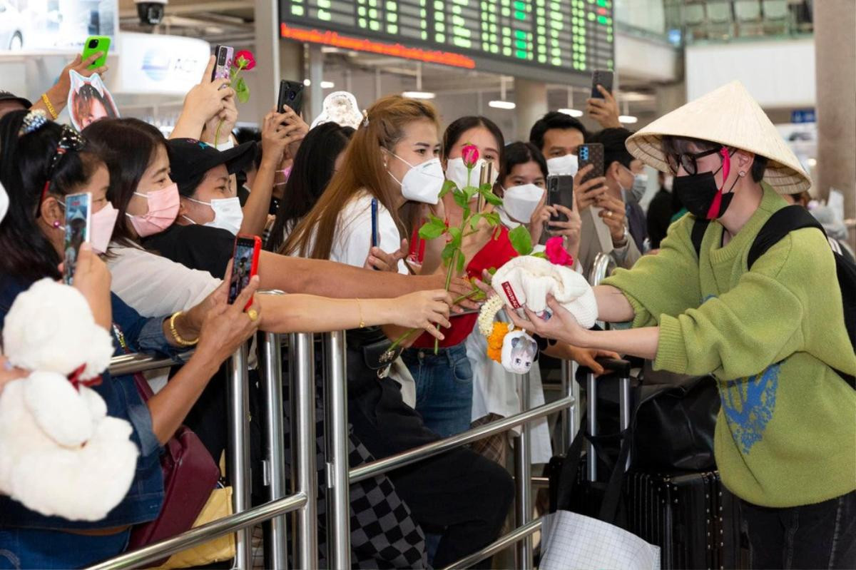 Nam ca sĩ Vpop gây náo loạn sân bay Thái, có cách quảng bá văn hóa Việt siêu dễ thương Ảnh 1