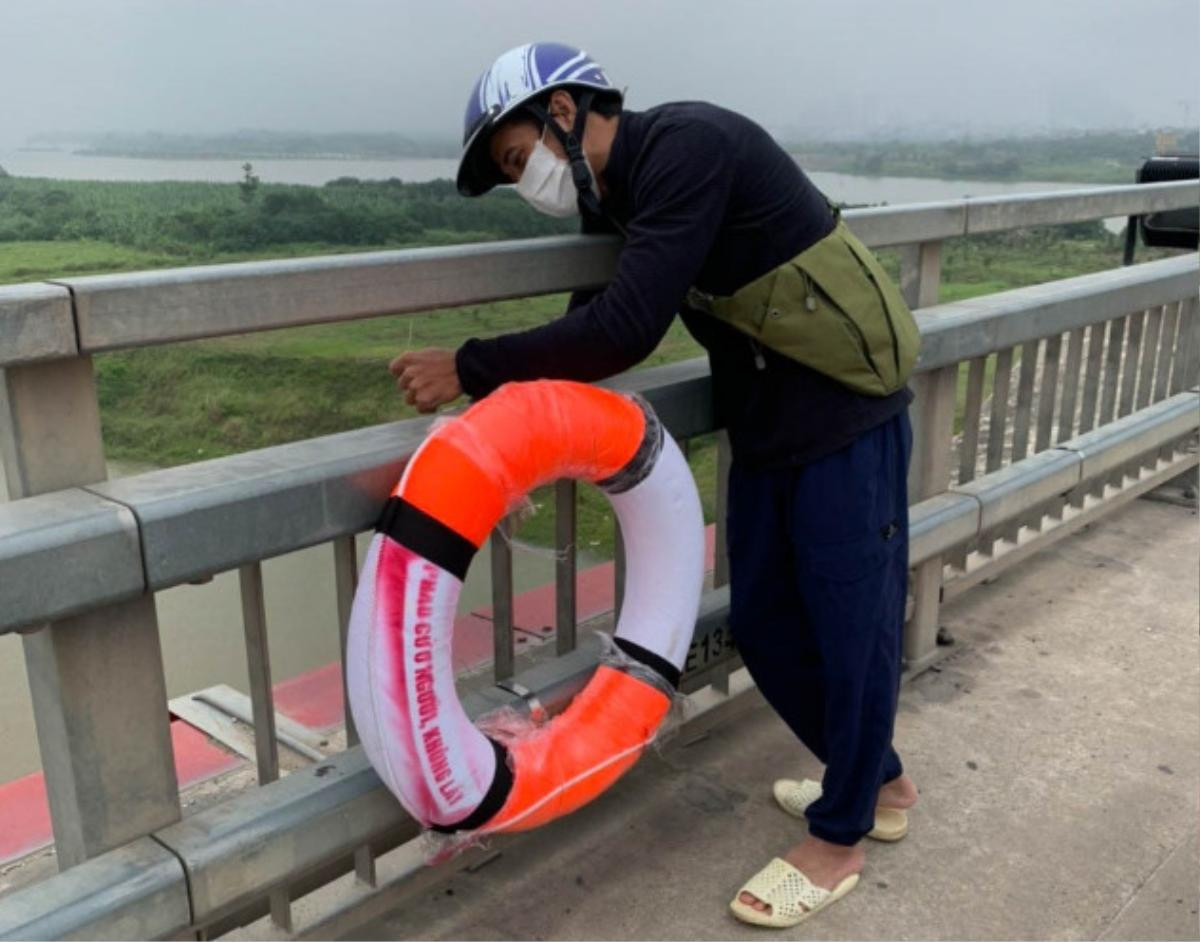 Non nửa số phao cứu sinh trên 6 cây cầu bắc qua sông Hồng đã 'không cánh mà bay' sau vài ngày lắp đặt Ảnh 2