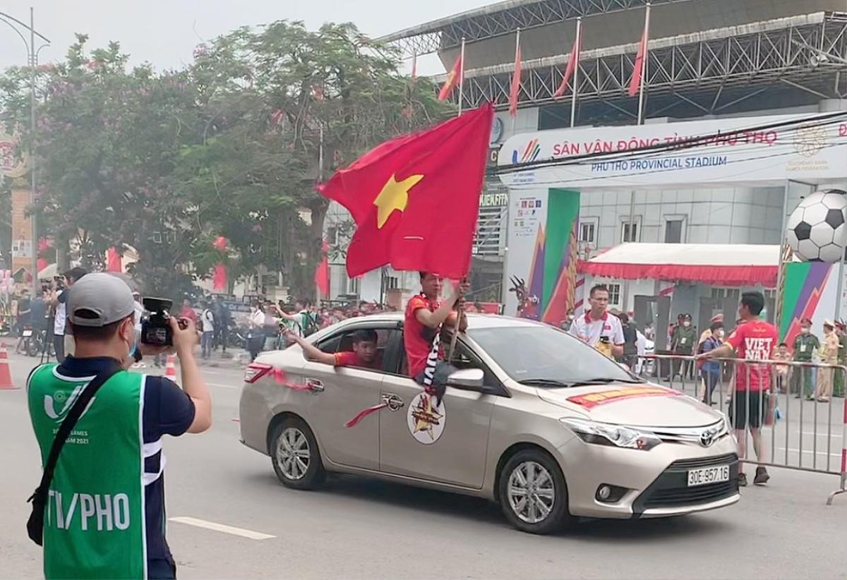 CĐV đốt pháo sáng, quẩy tưng bừng làm tắt đường trước trận U23 Việt Nam gặp Malaysia Ảnh 5