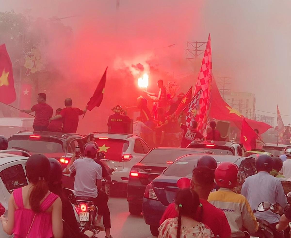 CĐV đốt pháo sáng, quẩy tưng bừng làm tắt đường trước trận U23 Việt Nam gặp Malaysia Ảnh 2