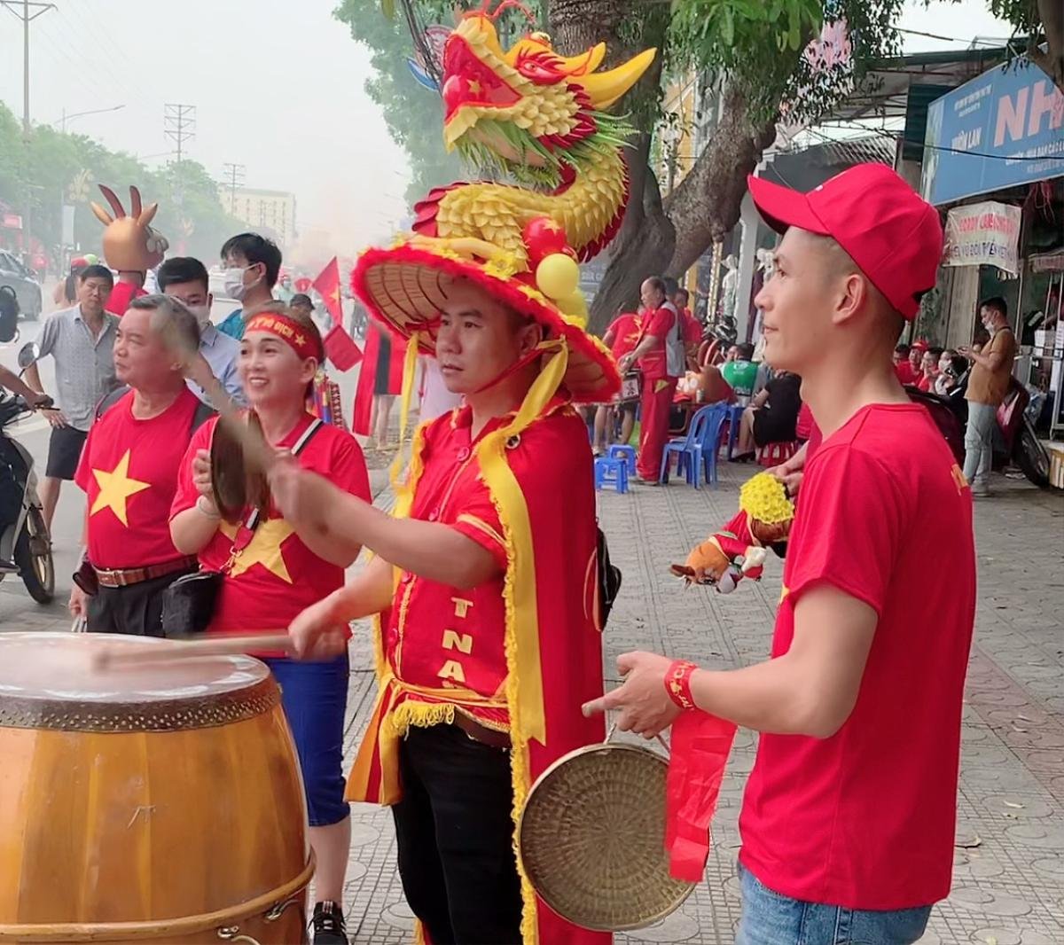 CĐV đốt pháo sáng, quẩy tưng bừng làm tắt đường trước trận U23 Việt Nam gặp Malaysia Ảnh 4