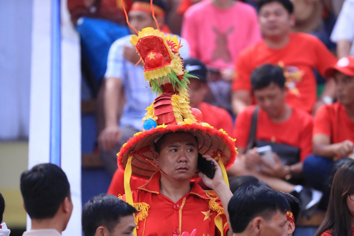 Sân Việt Trí hoá 'chảo lửa' tiếp sức cho U23 Việt Nam đấu U23 Malaysia Ảnh 2