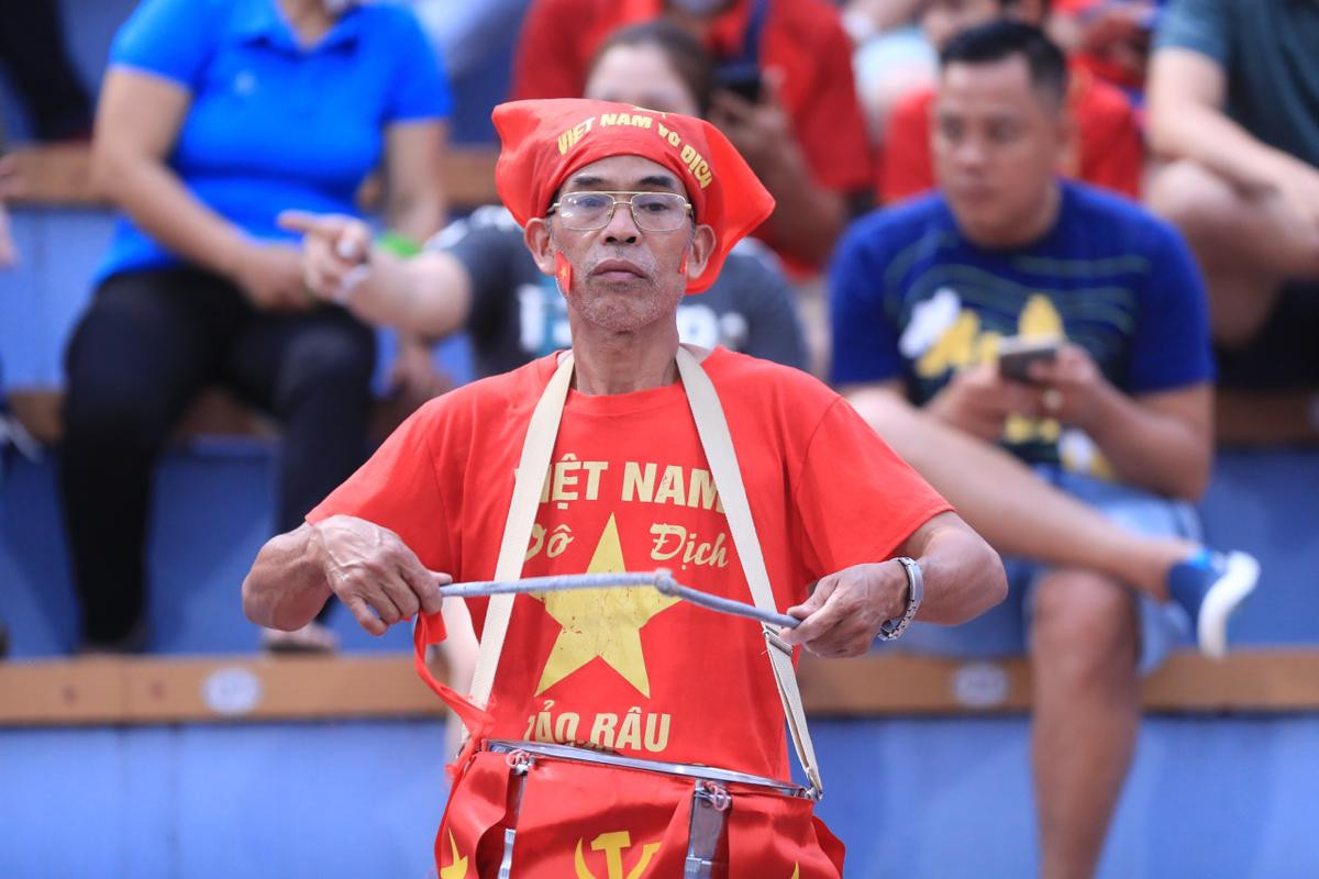 Sân Việt Trí hoá 'chảo lửa' tiếp sức cho U23 Việt Nam đấu U23 Malaysia Ảnh 1