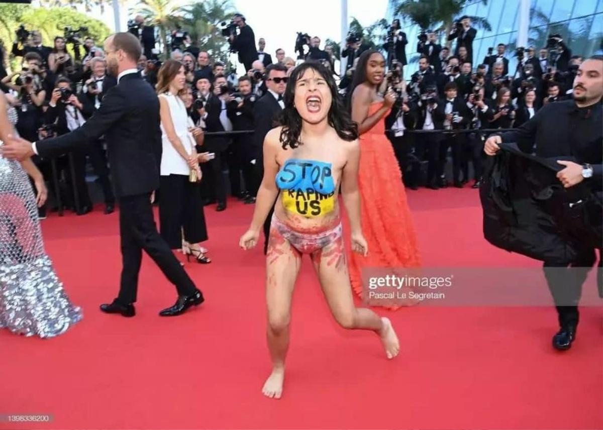 Cannes 2022 náo loạn vì sự xuất hiện của một người phụ nữ lạ mặt khỏa thân trên thảm đỏ Ảnh 1