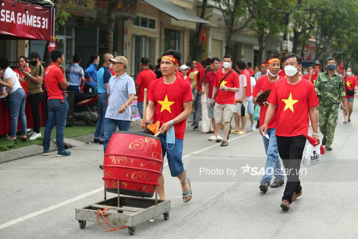 Tuyệt đẹp, khán giả ngồi kín sân Cẩm Phả tiếp sức cho tuyển nữ Việt Nam đấu Thái Lan! Ảnh 1