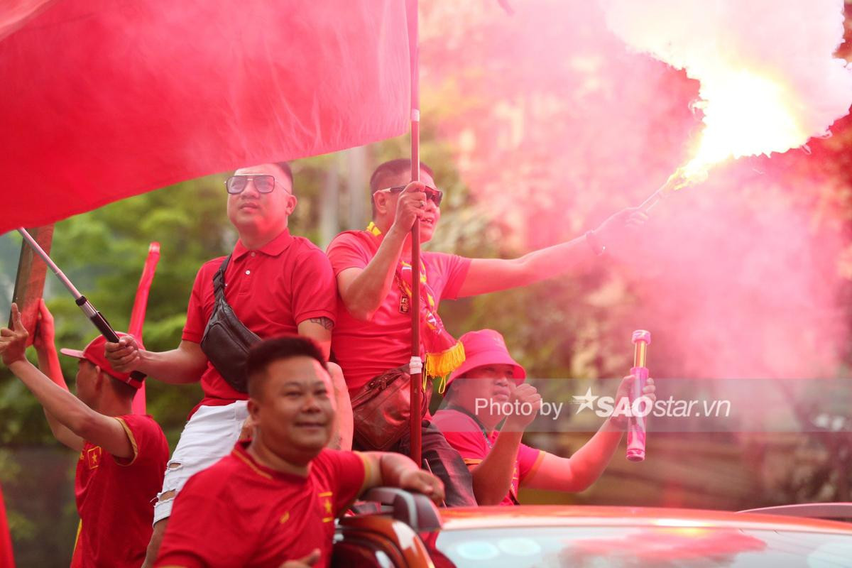 Tuyệt đẹp, khán giả ngồi kín sân Cẩm Phả tiếp sức cho tuyển nữ Việt Nam đấu Thái Lan! Ảnh 4