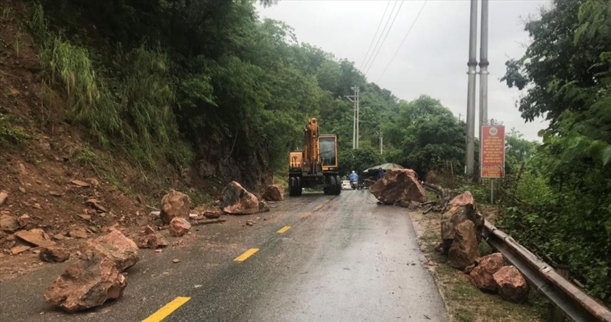 Ảnh hưởng mưa lớn nhiều ngày, xảy ra lở đá nguy hiểm tại Quốc lộ 37 gây ùn tắc giao thông Ảnh 1