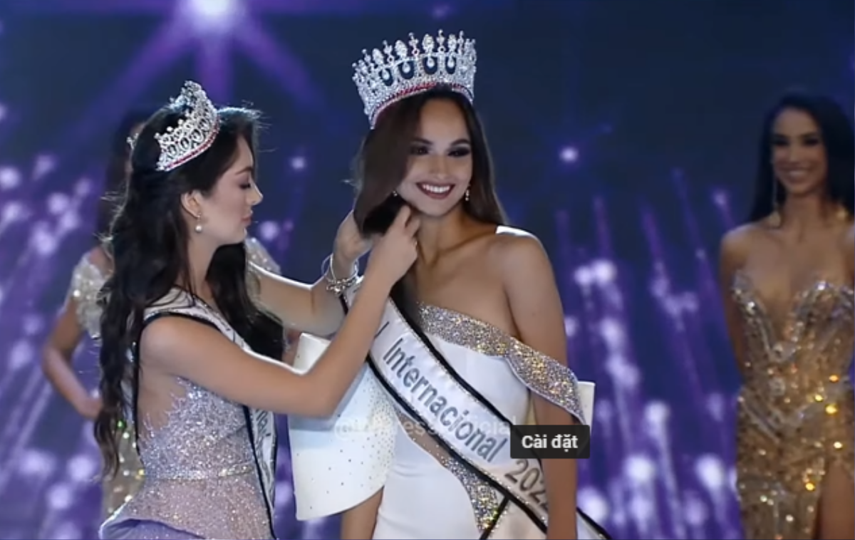 Hoa hậu Mexico trao nhầm vương miện: Fan được dịp nhắc lại sự cố đình đám Miss Universe 2015 Ảnh 4