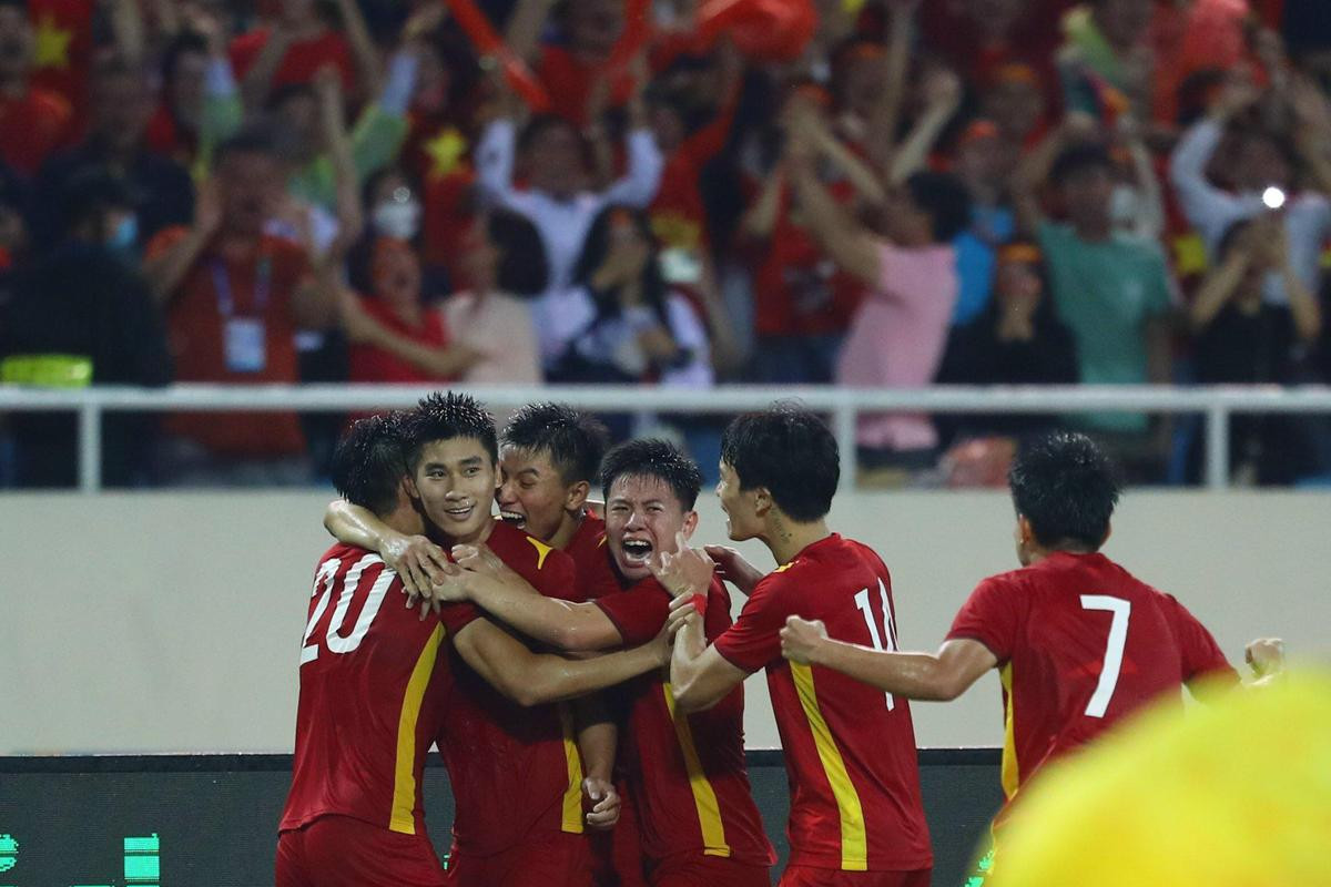 Chúc mừng Việt Nam vô địch SEA Games 31: Hoa hậu Thuỳ Tiên 'đi bão' bất chấp hình tượng Ảnh 1