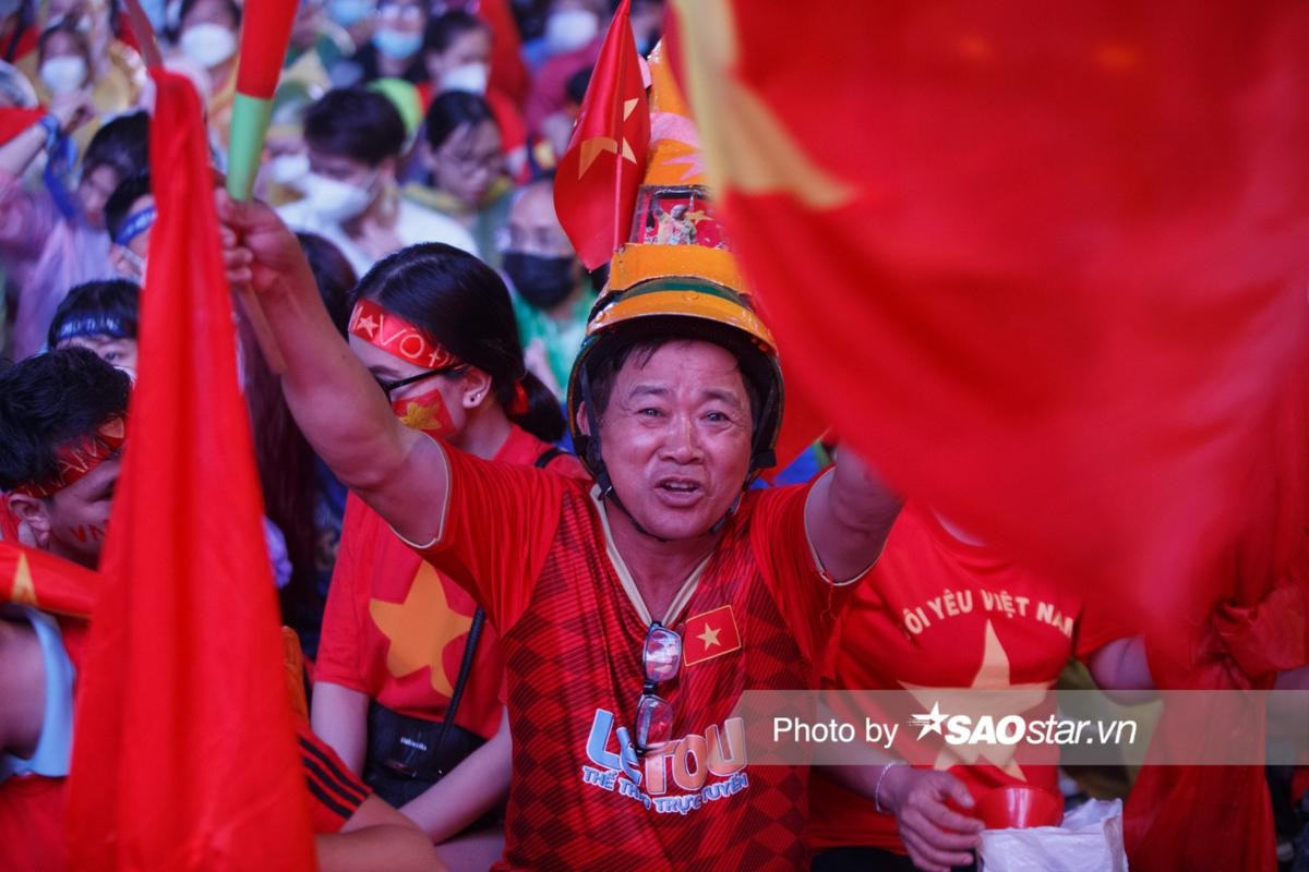 Cổ động viên có 90 phút đầy cảm xúc tại chung kết bóng đá nam SEA Games 31: Tự hào hai tiếng Việt Nam! Ảnh 4