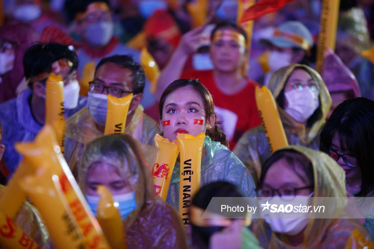 Cổ động viên có 90 phút đầy cảm xúc tại chung kết bóng đá nam SEA Games 31: Tự hào hai tiếng Việt Nam! Ảnh 17