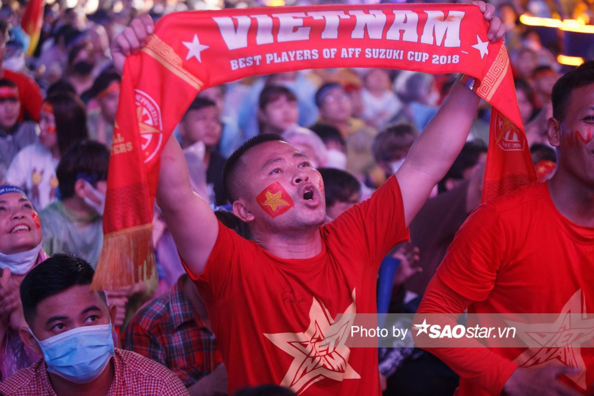 Cổ động viên có 90 phút đầy cảm xúc tại chung kết bóng đá nam SEA Games 31: Tự hào hai tiếng Việt Nam! Ảnh 10