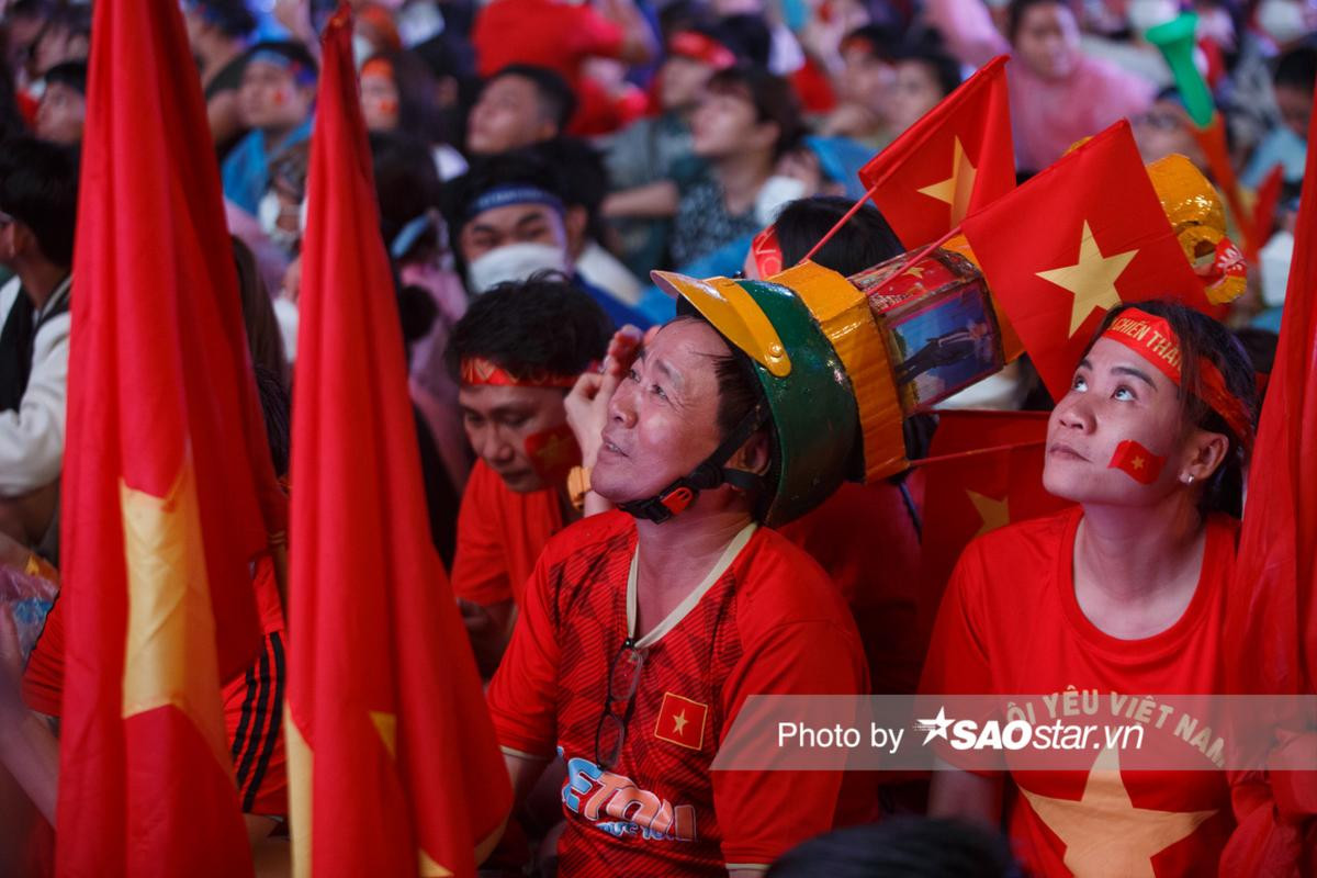 Cổ động viên có 90 phút đầy cảm xúc tại chung kết bóng đá nam SEA Games 31: Tự hào hai tiếng Việt Nam! Ảnh 15