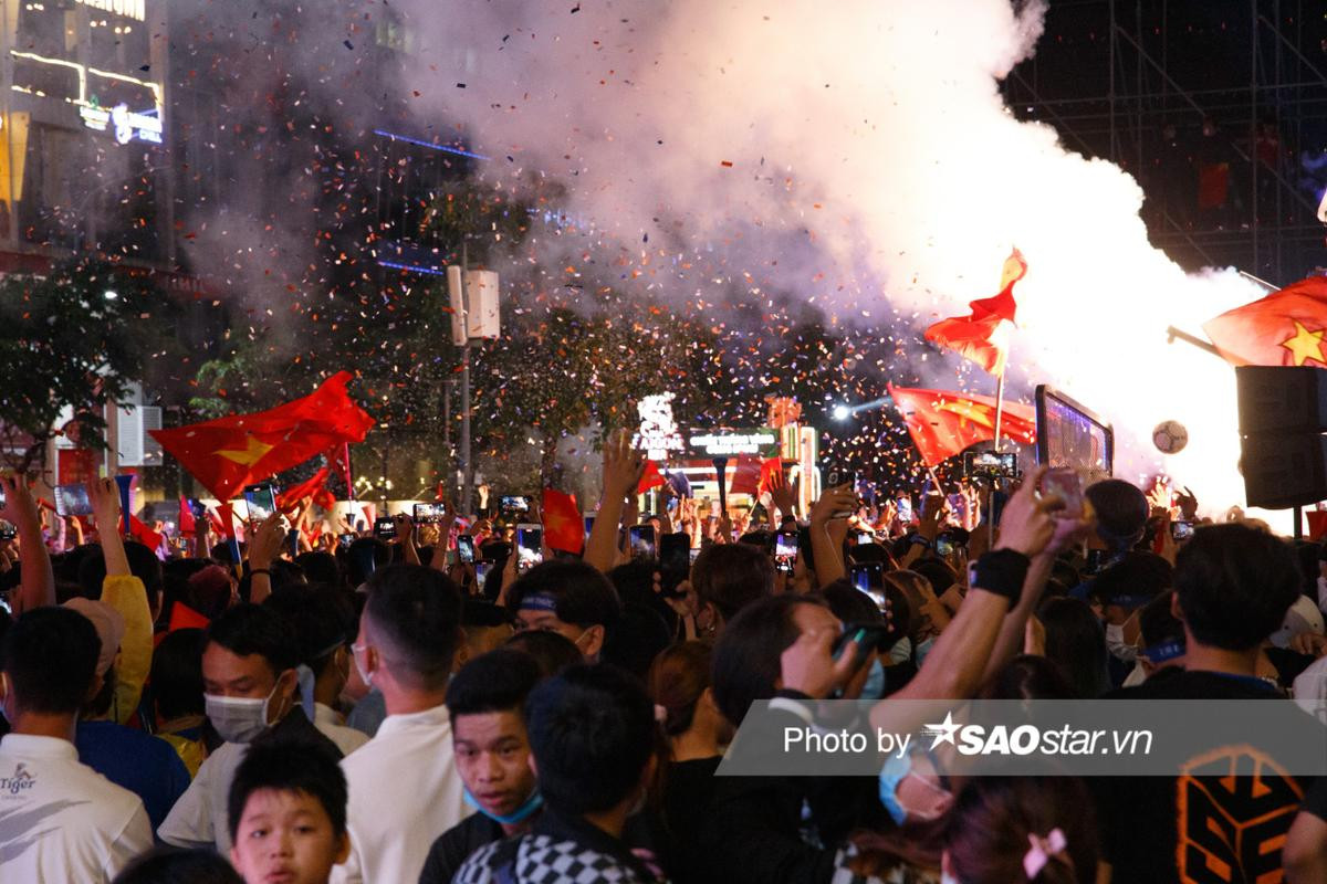 Cổ động viên có 90 phút đầy cảm xúc tại chung kết bóng đá nam SEA Games 31: Tự hào hai tiếng Việt Nam! Ảnh 19