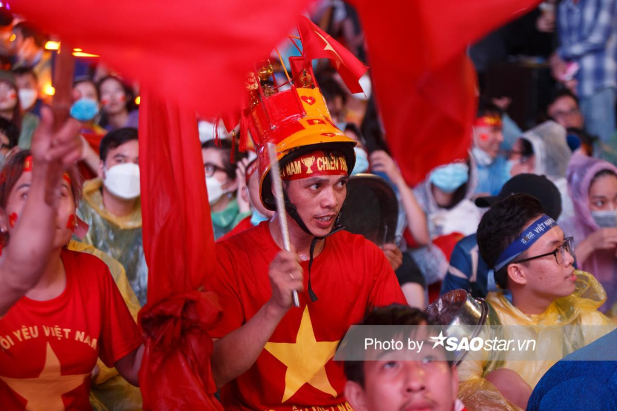 Cổ động viên có 90 phút đầy cảm xúc tại chung kết bóng đá nam SEA Games 31: Tự hào hai tiếng Việt Nam! Ảnh 16