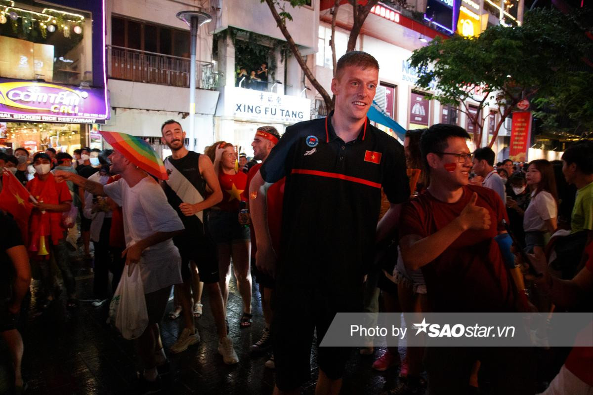 Cổ động viên có 90 phút đầy cảm xúc tại chung kết bóng đá nam SEA Games 31: Tự hào hai tiếng Việt Nam! Ảnh 6