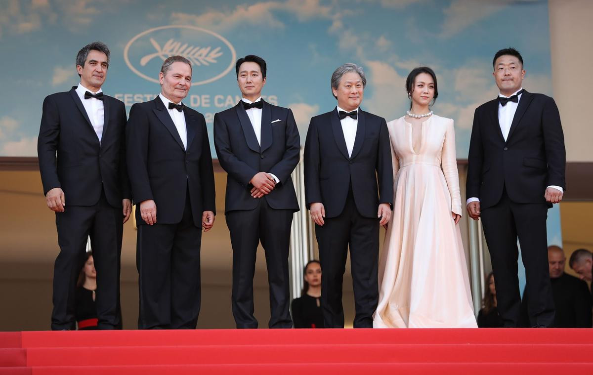 Cannes 2022: Thang Duy khoe khéo vòng 1 làm náo loạn thảm đỏ, nhưng spolight lại thuộc về người này Ảnh 6