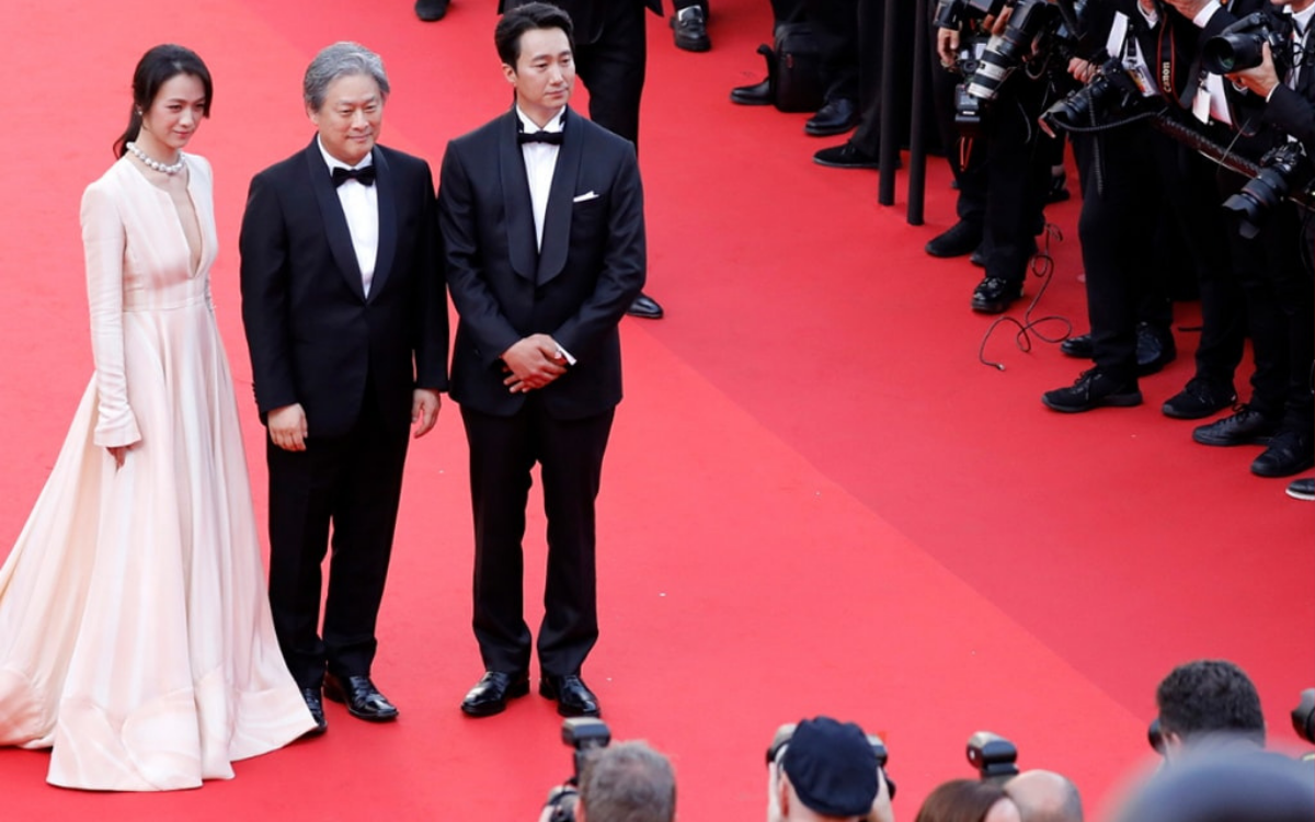 Cannes 2022: Thang Duy khoe khéo vòng 1 làm náo loạn thảm đỏ, nhưng spolight lại thuộc về người này Ảnh 3