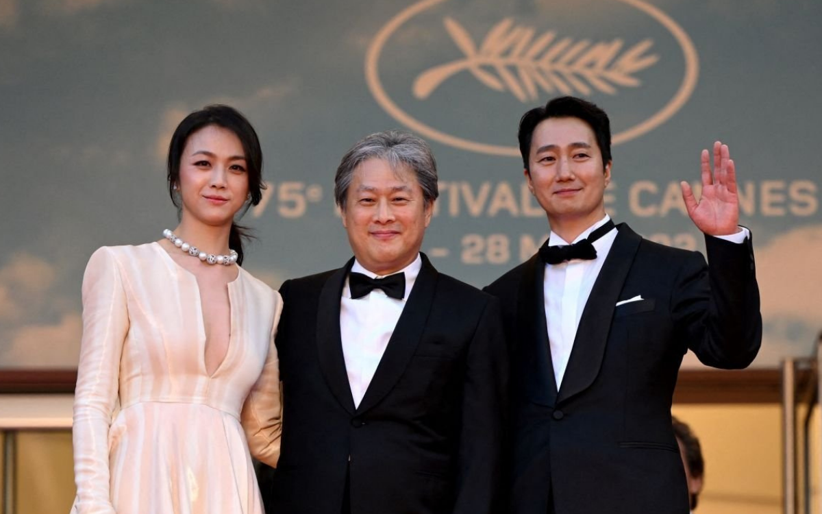 Cannes 2022: Thang Duy khoe khéo vòng 1 làm náo loạn thảm đỏ, nhưng spolight lại thuộc về người này Ảnh 1