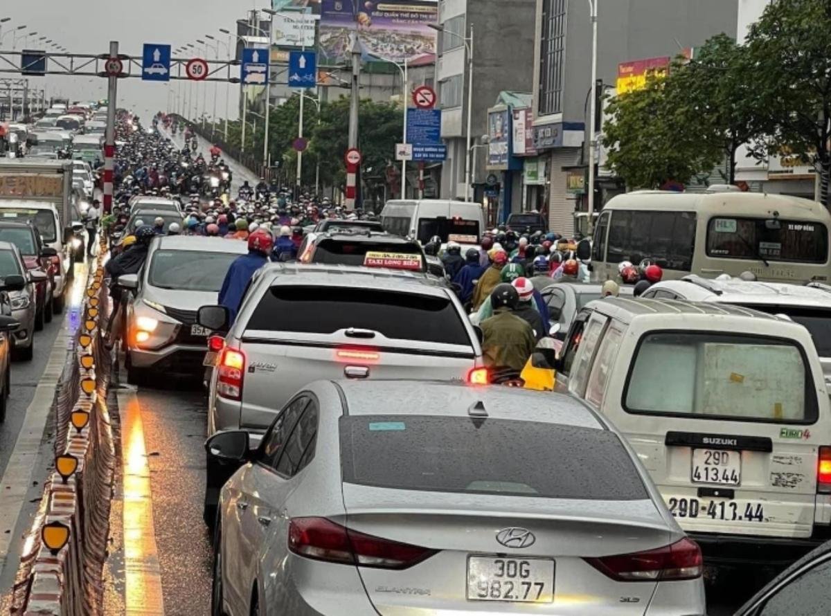 Nhiều ô tô, xe máy đi vào làn đường ngược chiều khiến giao thông ùn tắc nghiêm trọng trên cầu Vĩnh Tuy.