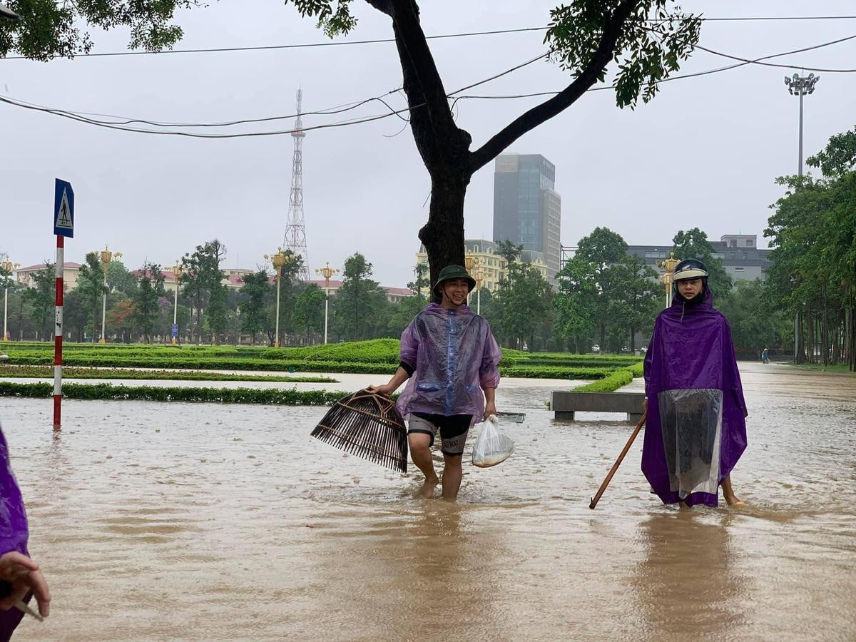 Mưa lớn khiến đường phố ngập 'thành sông', người dân mang vó, nơm ra giữa ngã tư đường bắt cá Ảnh 7