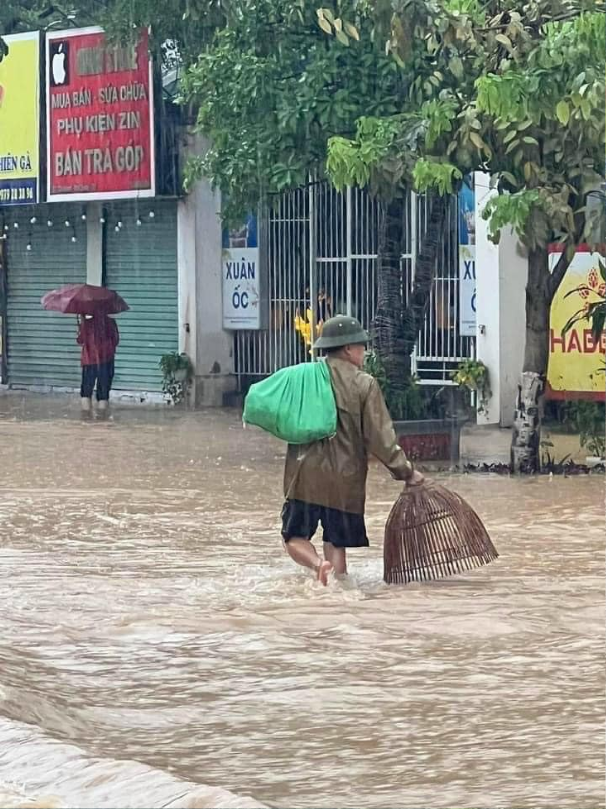 Mưa lớn khiến đường phố ngập 'thành sông', người dân mang vó, nơm ra giữa ngã tư đường bắt cá Ảnh 6