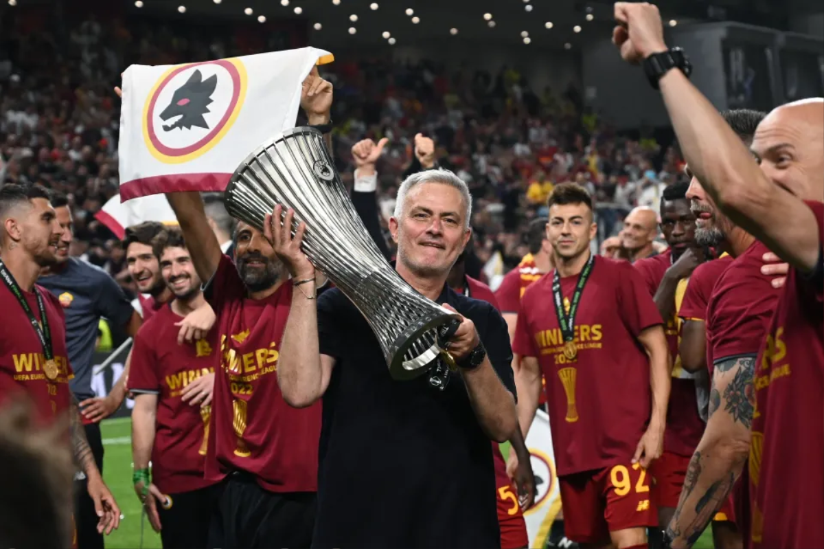 Mourinho bật khóc, nhắc nhở người hâm mộ về số lần ông lên đỉnh Châu Âu Ảnh 2