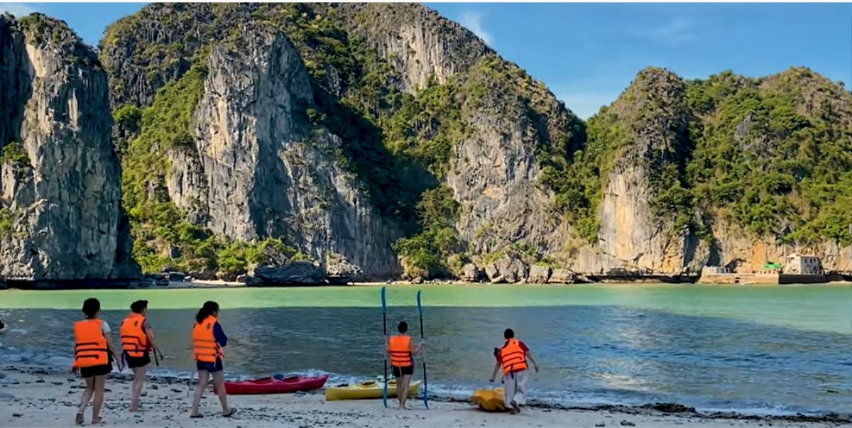 Hòn đảo sở hữu hai mặt biển tựa lưng vào nhau ở vịnh Lan Hạ Ảnh 4