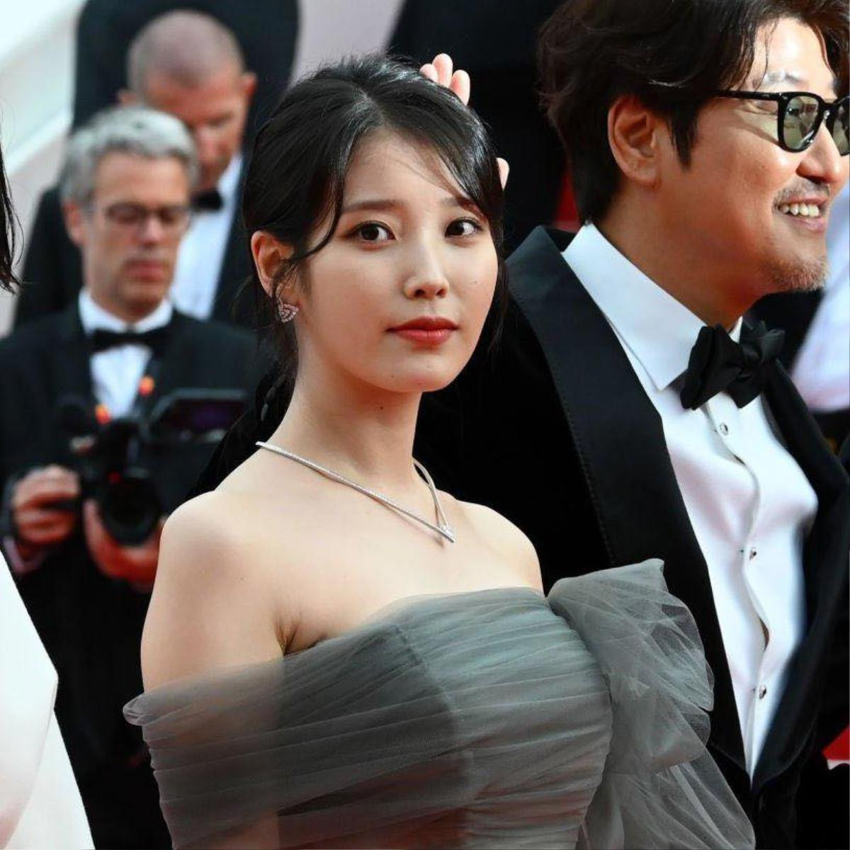 'Em gái quốc dân' IU tỏa sáng trên thảm đỏ Cannes, nhan sắc tựa nữ thần khiến truyền thông quốc tế chú ý Ảnh 4