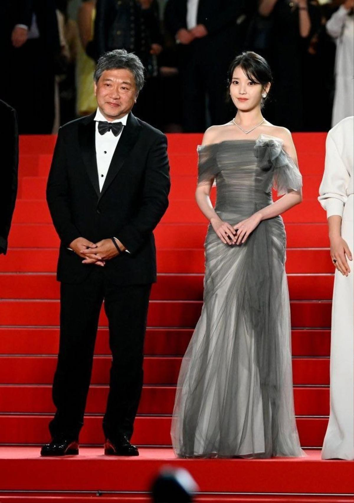 Cannes 2022: IU bị một sao nữ cố tình xô đẩy ở thảm đỏ? Ảnh 4