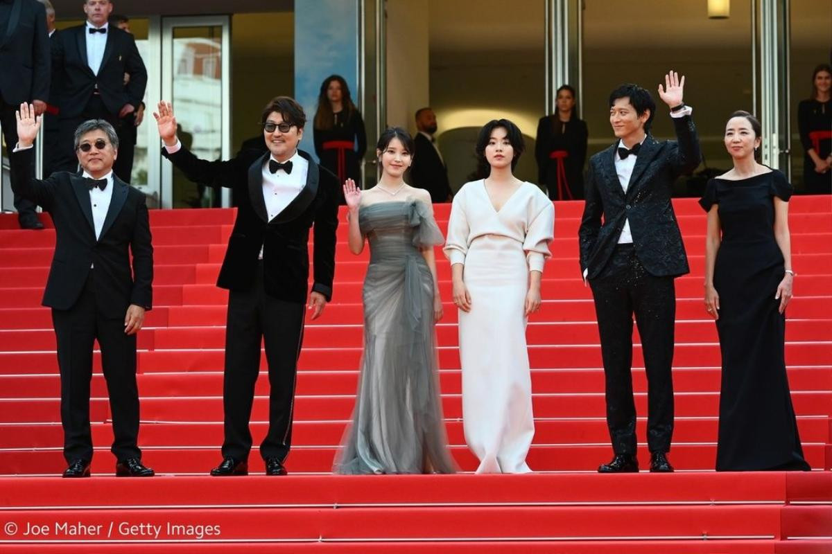 Cannes 2022: IU bị một sao nữ cố tình xô đẩy ở thảm đỏ? Ảnh 5