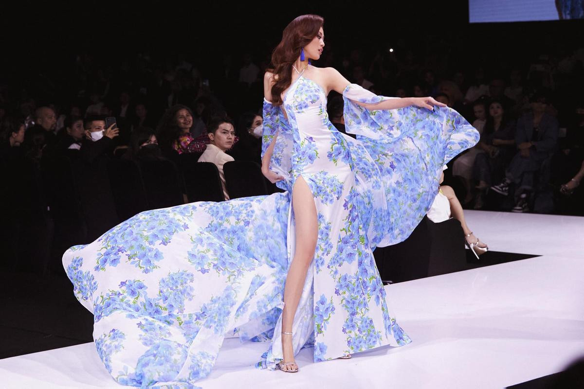 Đọ trình catwalk của hai nàng hậu gây tranh cãi nhất lịch sử Miss Universe Vietnam Ảnh 6