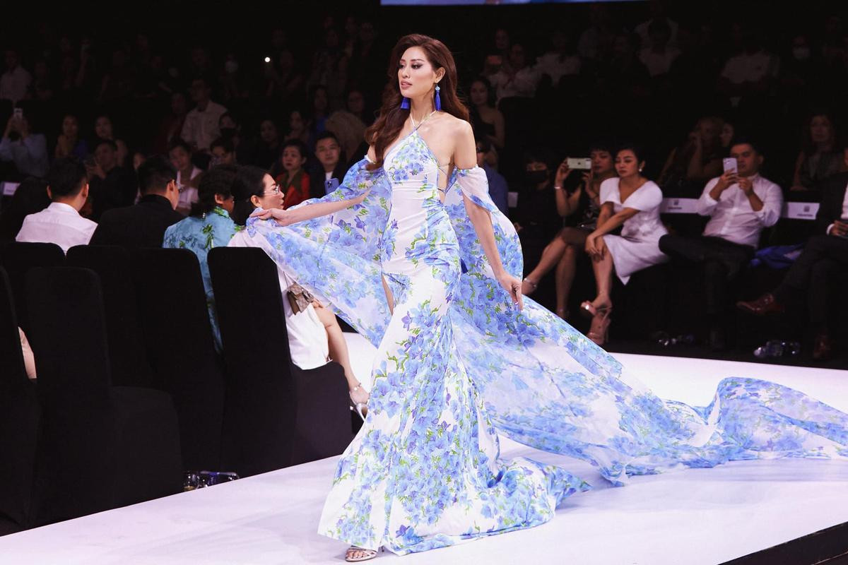 Đọ trình catwalk của hai nàng hậu gây tranh cãi nhất lịch sử Miss Universe Vietnam Ảnh 4