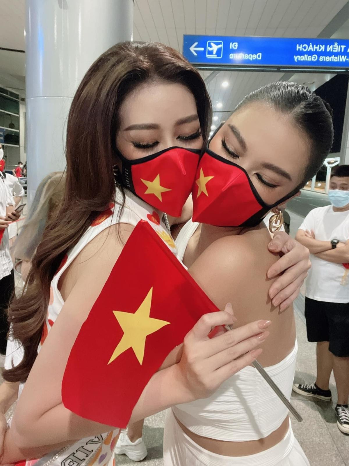 Đọ trình catwalk của hai nàng hậu gây tranh cãi nhất lịch sử Miss Universe Vietnam Ảnh 1