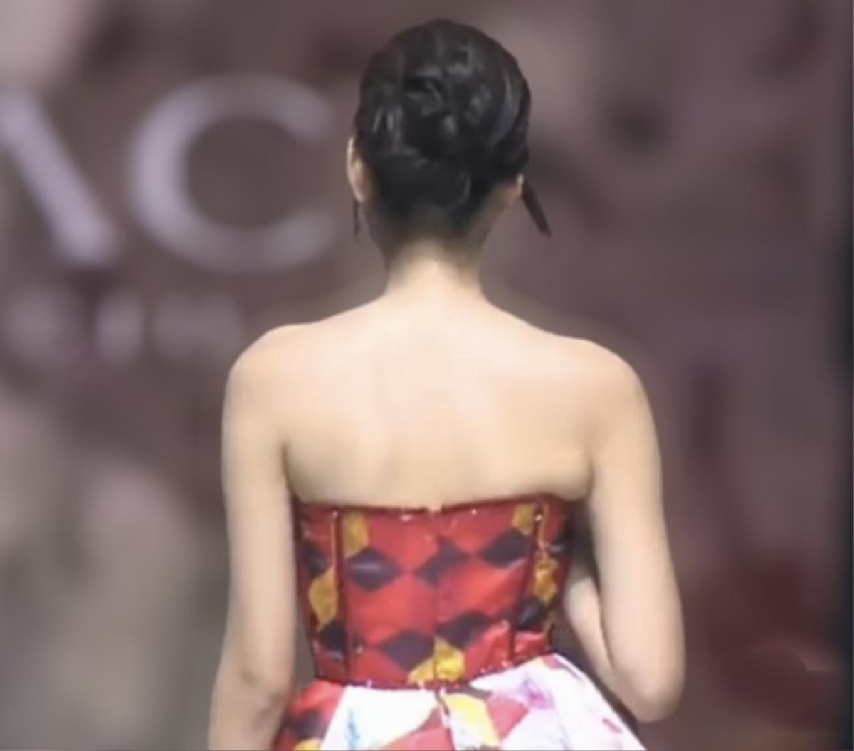 Lộ hàng trên sàn catwalk, Đỗ Hà xử lý thế nào mà bị cư dân mạng nói thiếu tinh tế? Ảnh 4