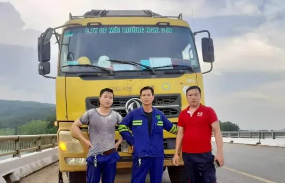 'Nghẹt thở' khoảnh khắc giải cứu 3 mẹ con ôm nhau nhảy cầu tự tử Ảnh 1