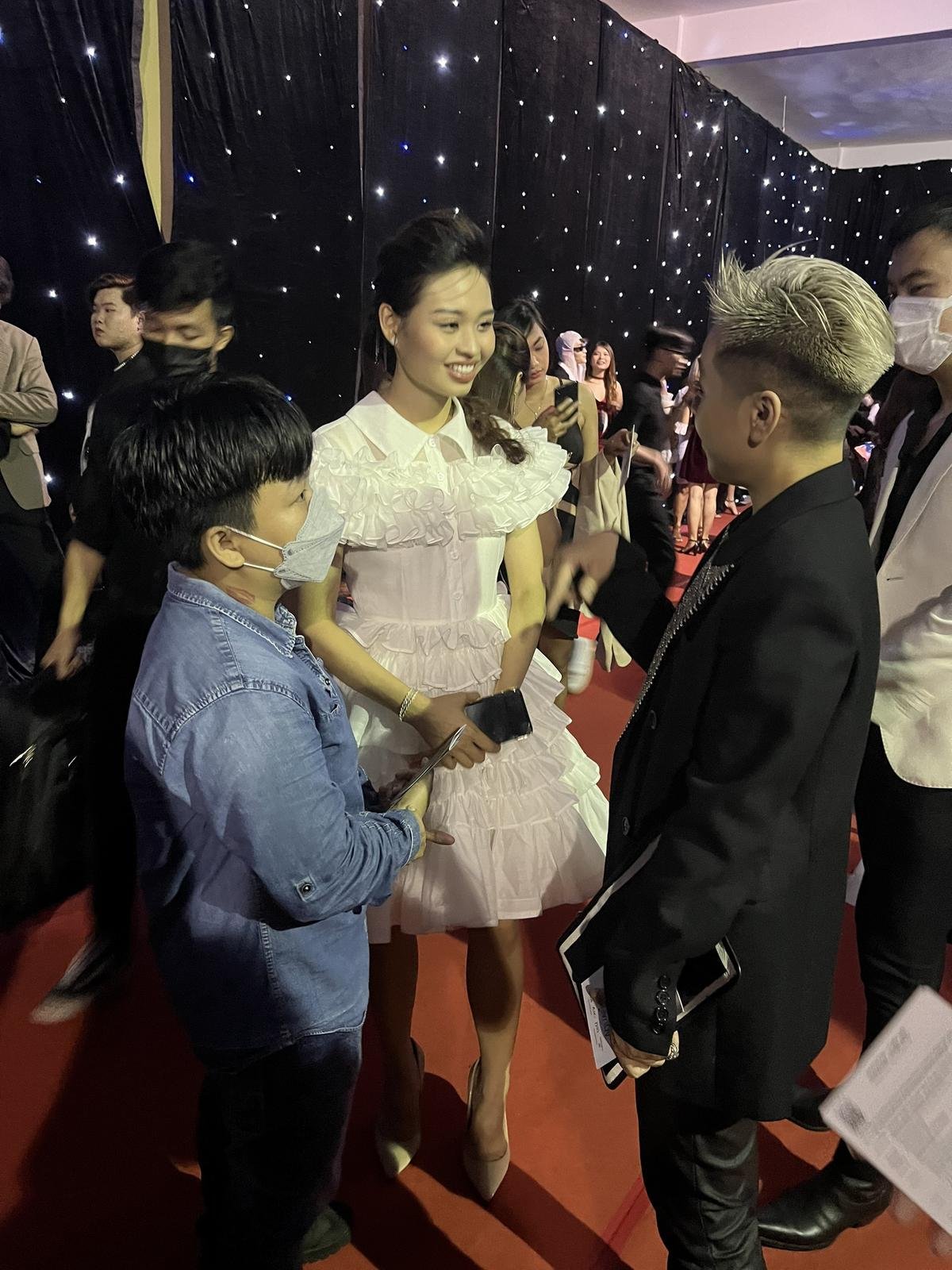 Dàn sao Việt xúng xính váy áo tại tuần lễ thời trang, soi nhan sắc celeb qua ống kính người qua đường Ảnh 7