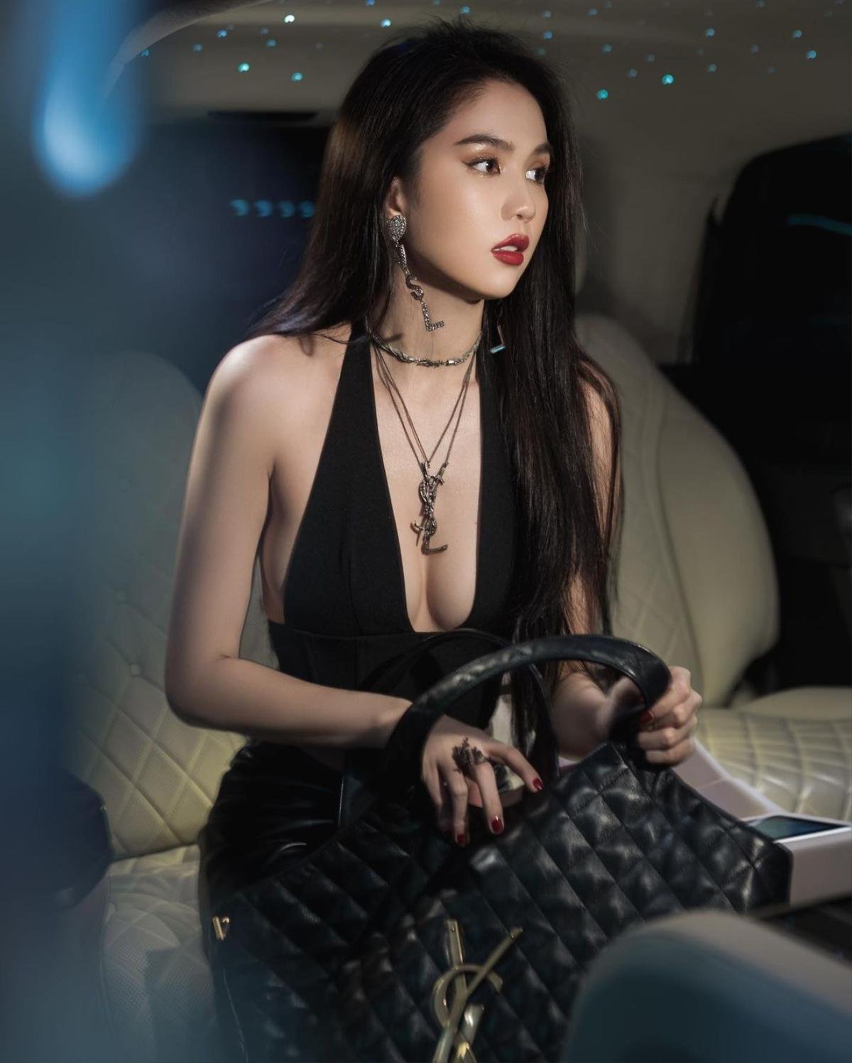 Ngọc Trinh khoe dáng 'ướt át' dưới mưa, khoe túi trăm triệu nhưng hoá ra lại đụng Rosé (BLACKPINK) Ảnh 3